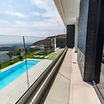 Blue Horizon By Monte Leon فيلة