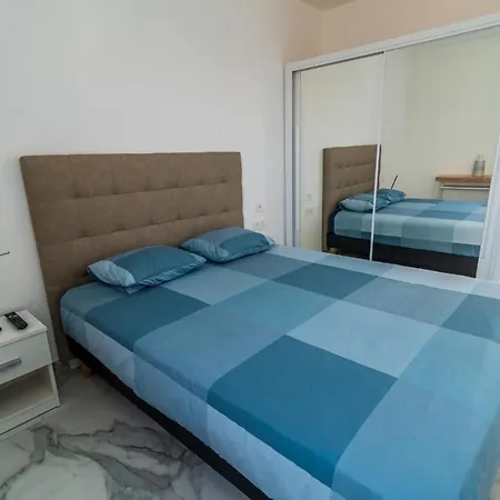 Blue Horizon By Monte Leon מספאלומס