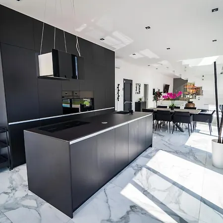 Blue Horizon By Monte Leon מספאלומס