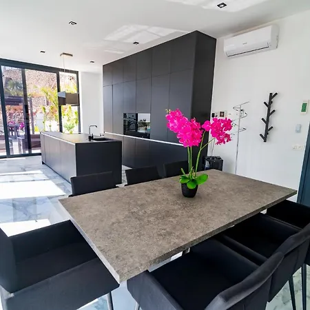 Blue Horizon By Monte Leon マスパロマス